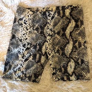 Biker Shorts in snakeskin pattern